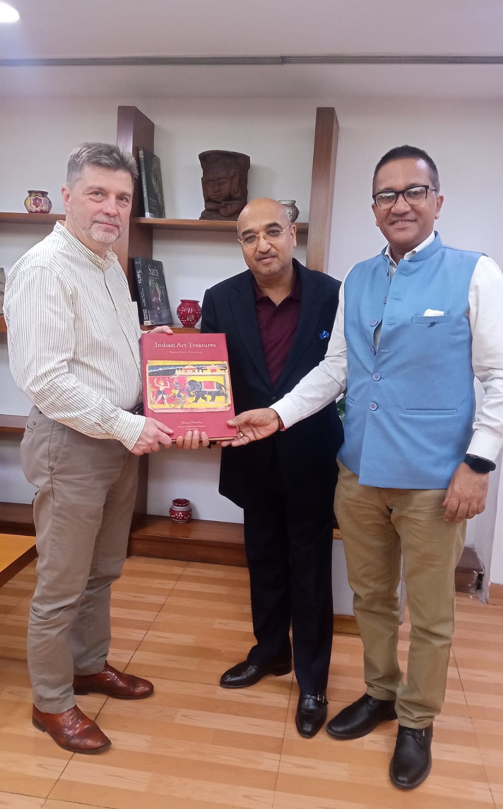 Presenting a compilation of Indian Art to Oleksandr Polishchuk – Hon Ambassador of Ukraine in India